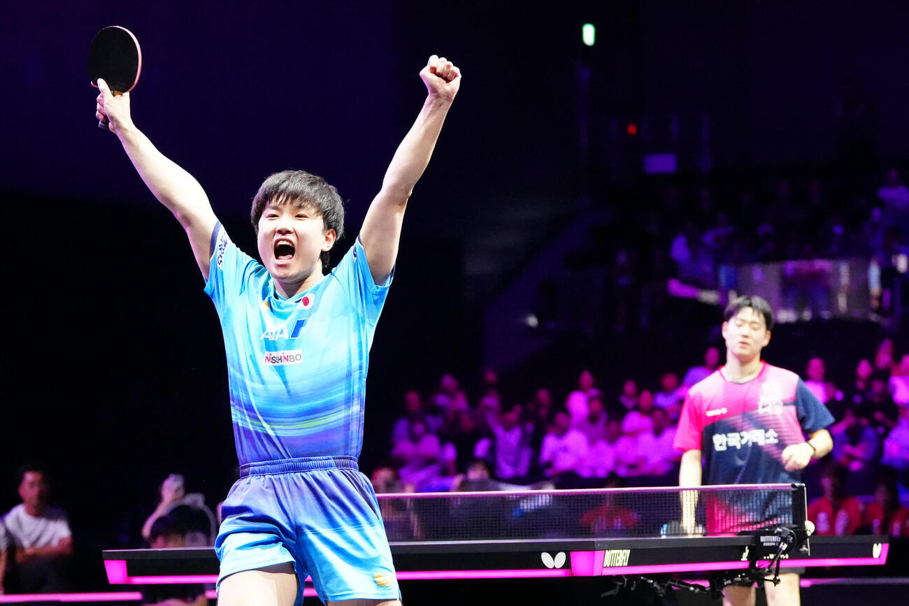 男子決勝の第3ゲーム、韓国のオ・ジュンソンからポイントを奪い、ガッツポーズを見せる張本智和（撮影・江口和貴）