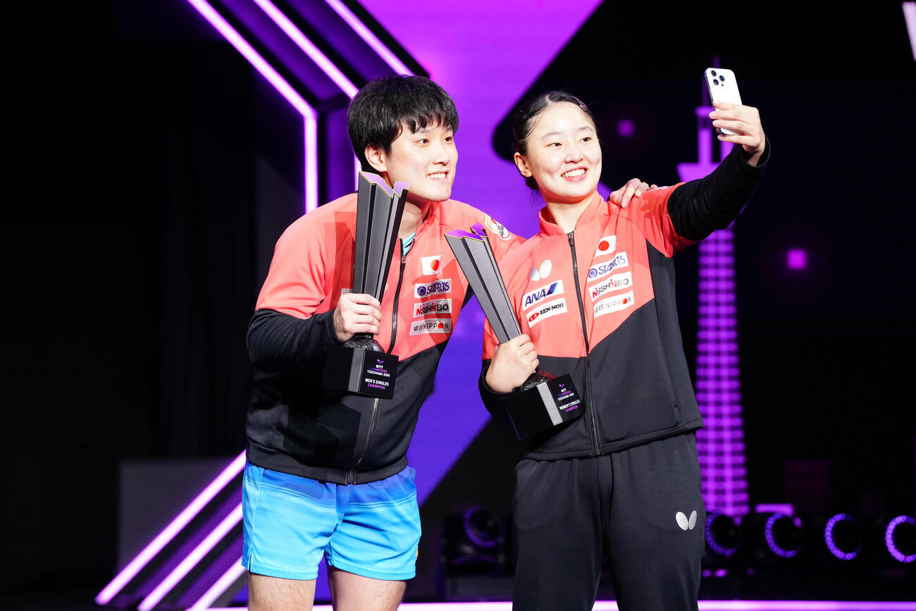 優勝トロフィーを手に自撮りする張本兄妹。左は兄の智和、右は妹の美和（撮影・江口和貴）