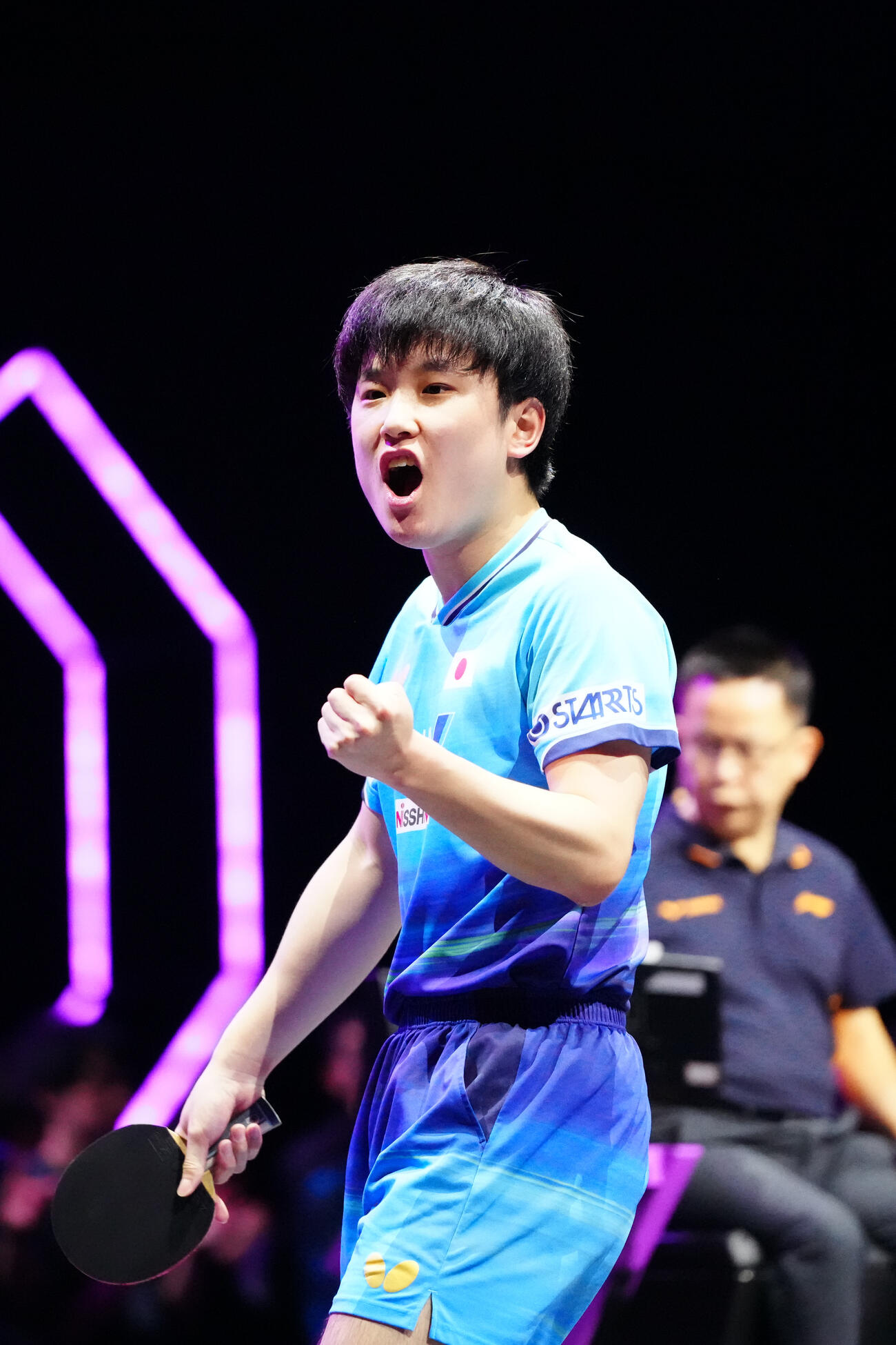 男子決勝の第3ゲーム、韓国のオ・ジュンソンからポイントを奪い、ガッツポーズを見せる張本智和（撮影・江口和貴）