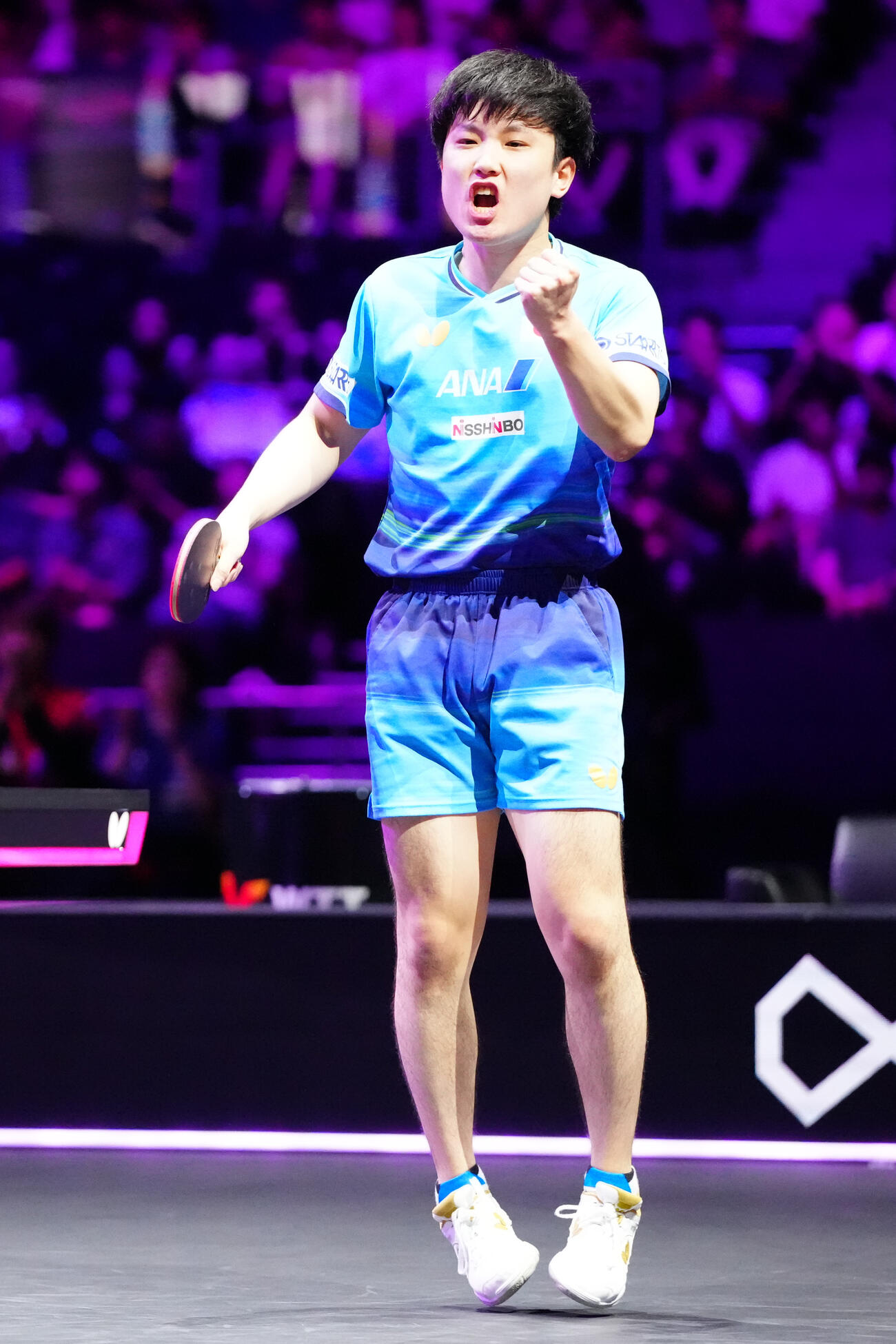 男子決勝　韓国のオ・ジュンソンから第4ゲームを奪い、ガッツポーズを見せる張本智和（撮影・江口和貴）