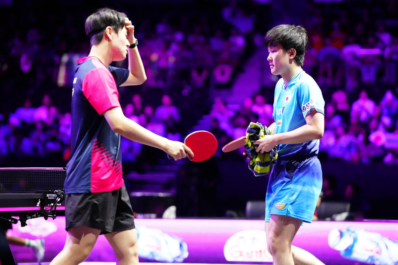 男子決勝　韓国のオ・ジュンソン（左）から第4ゲームを奪った張本智和（撮影・江口和貴）