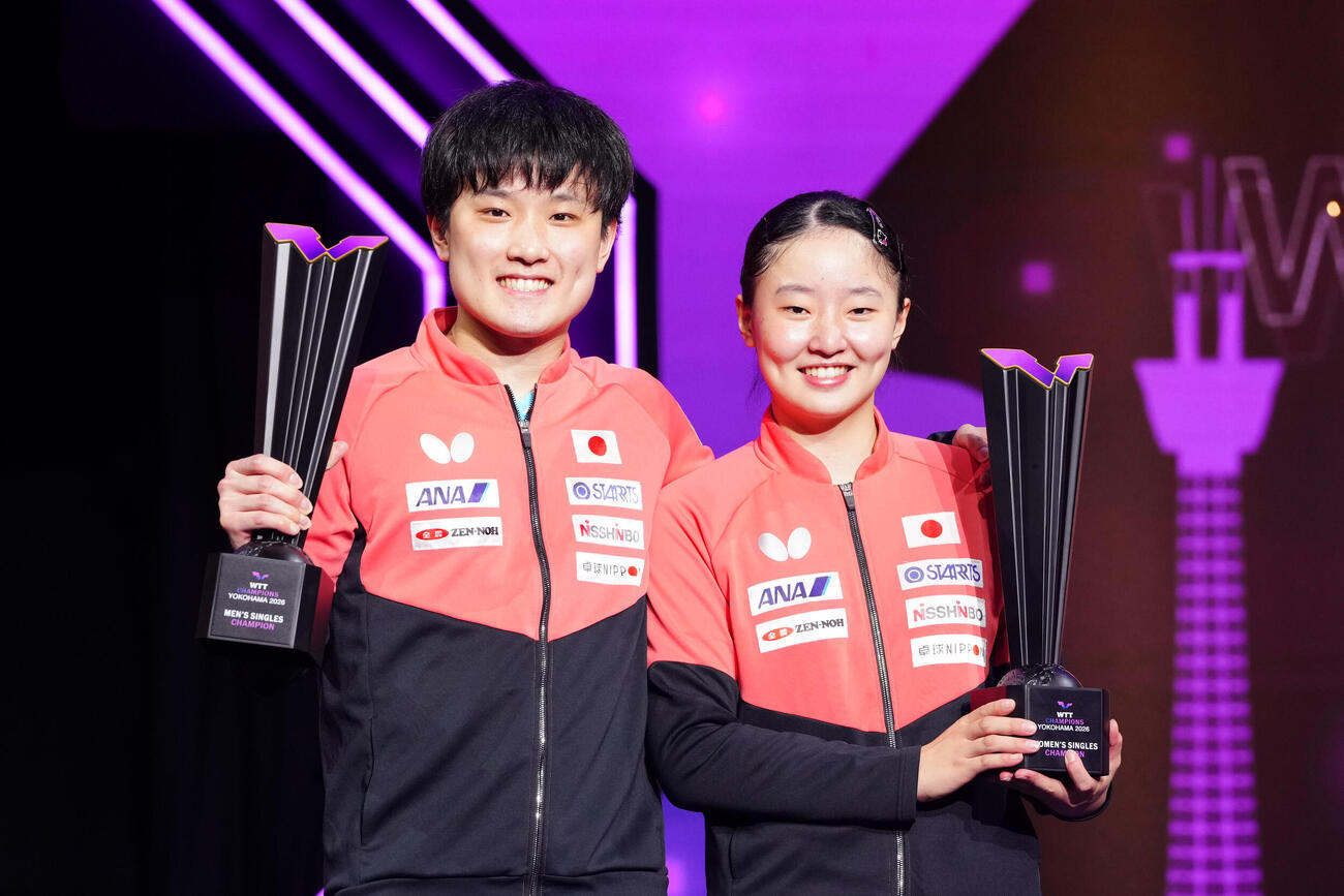 優勝トロフィーを手に笑顔で写真に納まる張本兄妹。左は兄の智和、右は妹の美和（撮影・江口和貴）