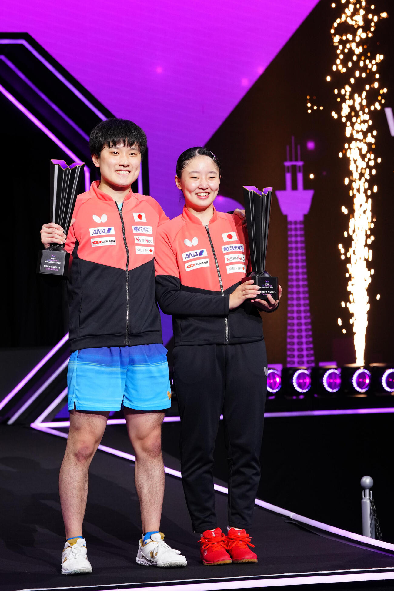 優勝トロフィーを手に写真に納まる張本兄妹。左は兄の智和、右は妹の美和（撮影・江口和貴）