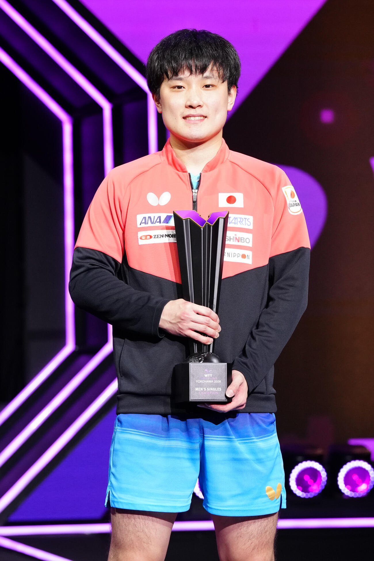 男子シングルスで優勝し、トロフィーを手にする張本智和（撮影・江口和貴）