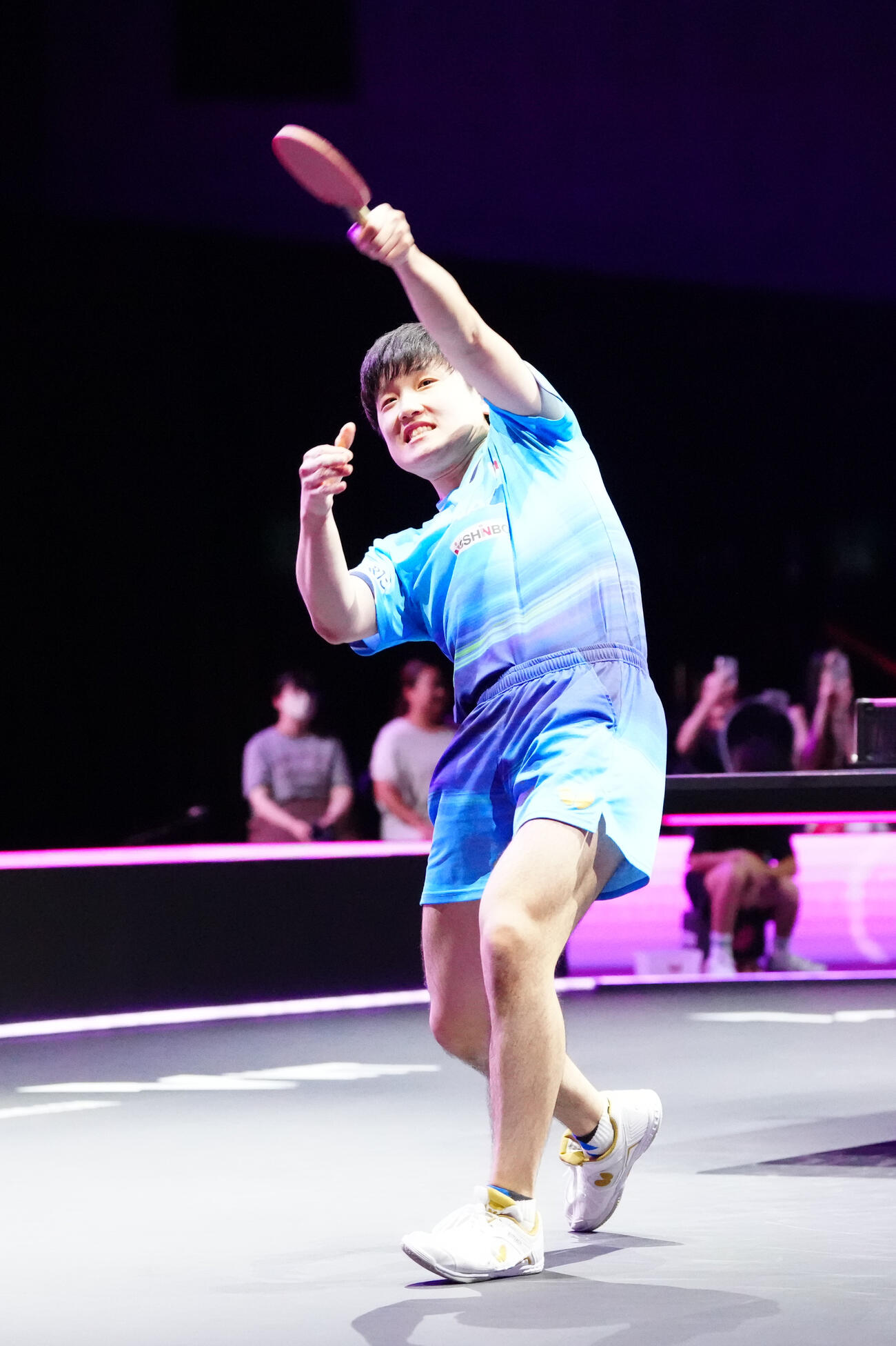 男子決勝で韓国のオ・ジュンソンを破り、優勝し打撃ポーズを見せる張本智和（撮影・江口和貴）