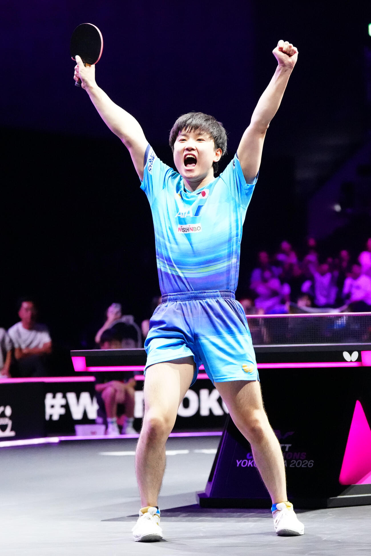 男子決勝の第5ゲーム、韓国のオ・ジュンソンを破って、優勝しガッツポーズを見せる張本智和（撮影・江口和貴）