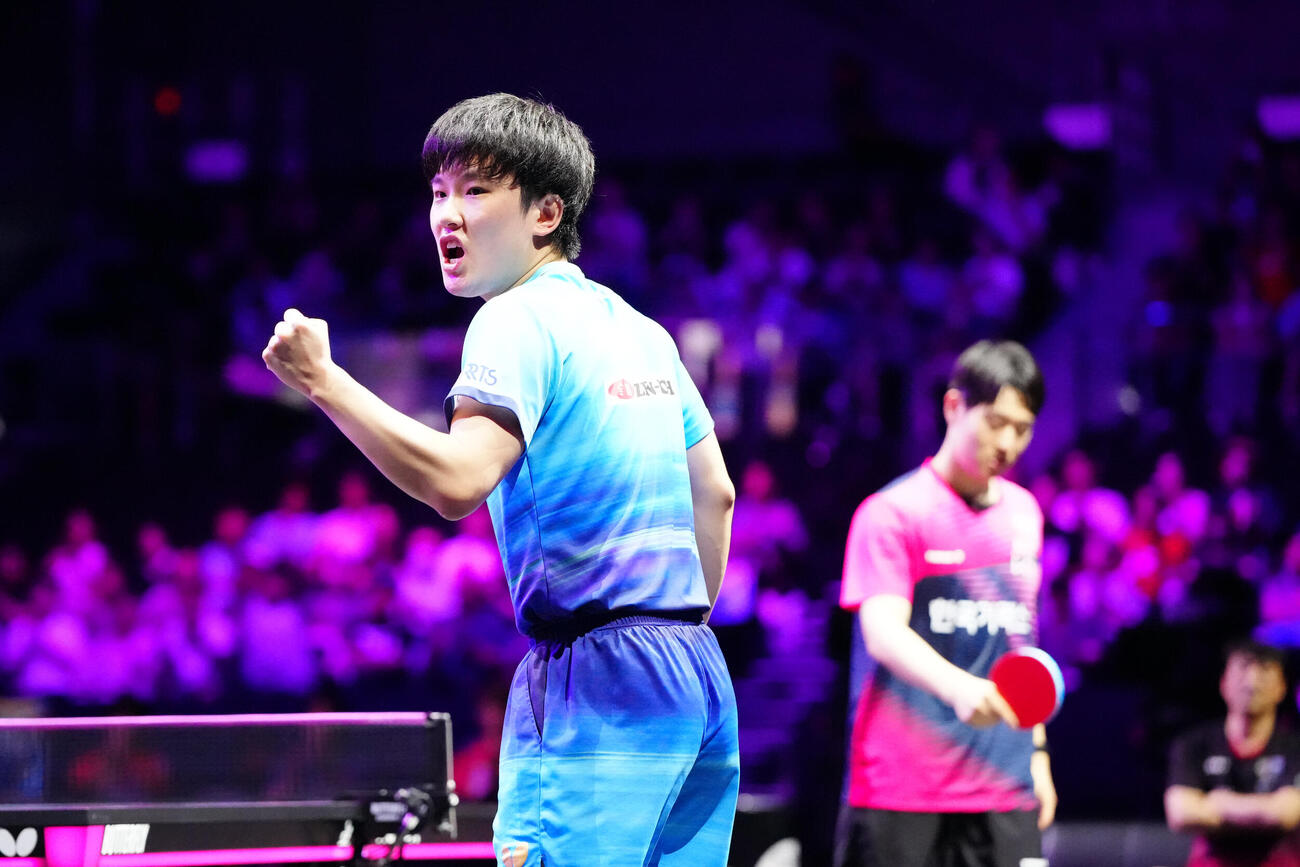 男子決勝の第5ゲーム、韓国のオ・ジュンソン（後方）からポイントを奪い、ガッツポーズを見せる張本智和（撮影・江口和貴）