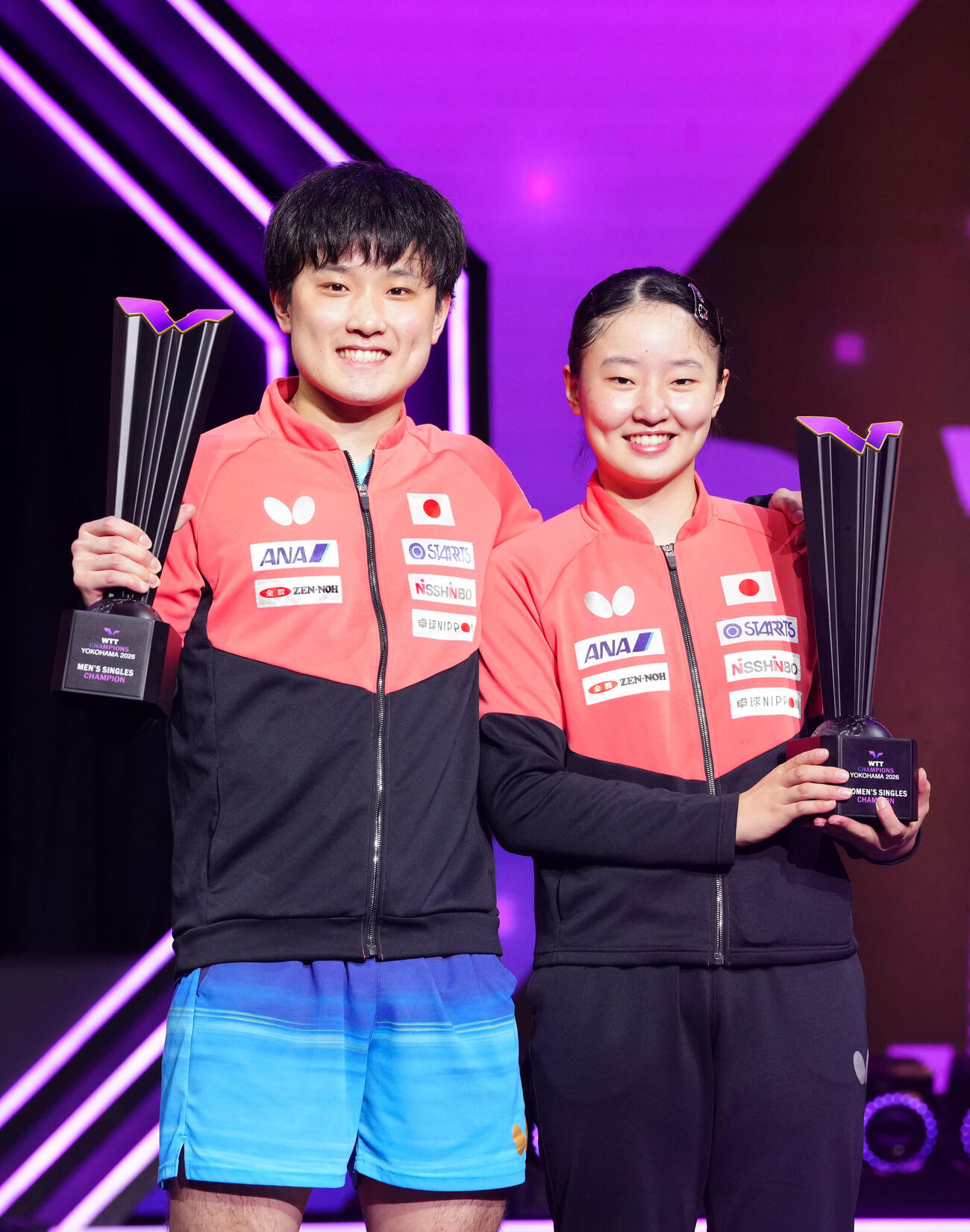 優勝トロフィーを手に写真に納まる張本兄妹。左は兄の智和、右は妹の美和（撮影・江口和貴）