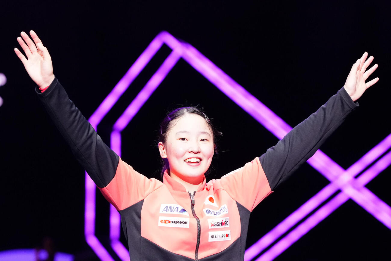 女子決勝　陳幸同を破り、優勝した張本美和は声援に応える（撮影・江口和貴）