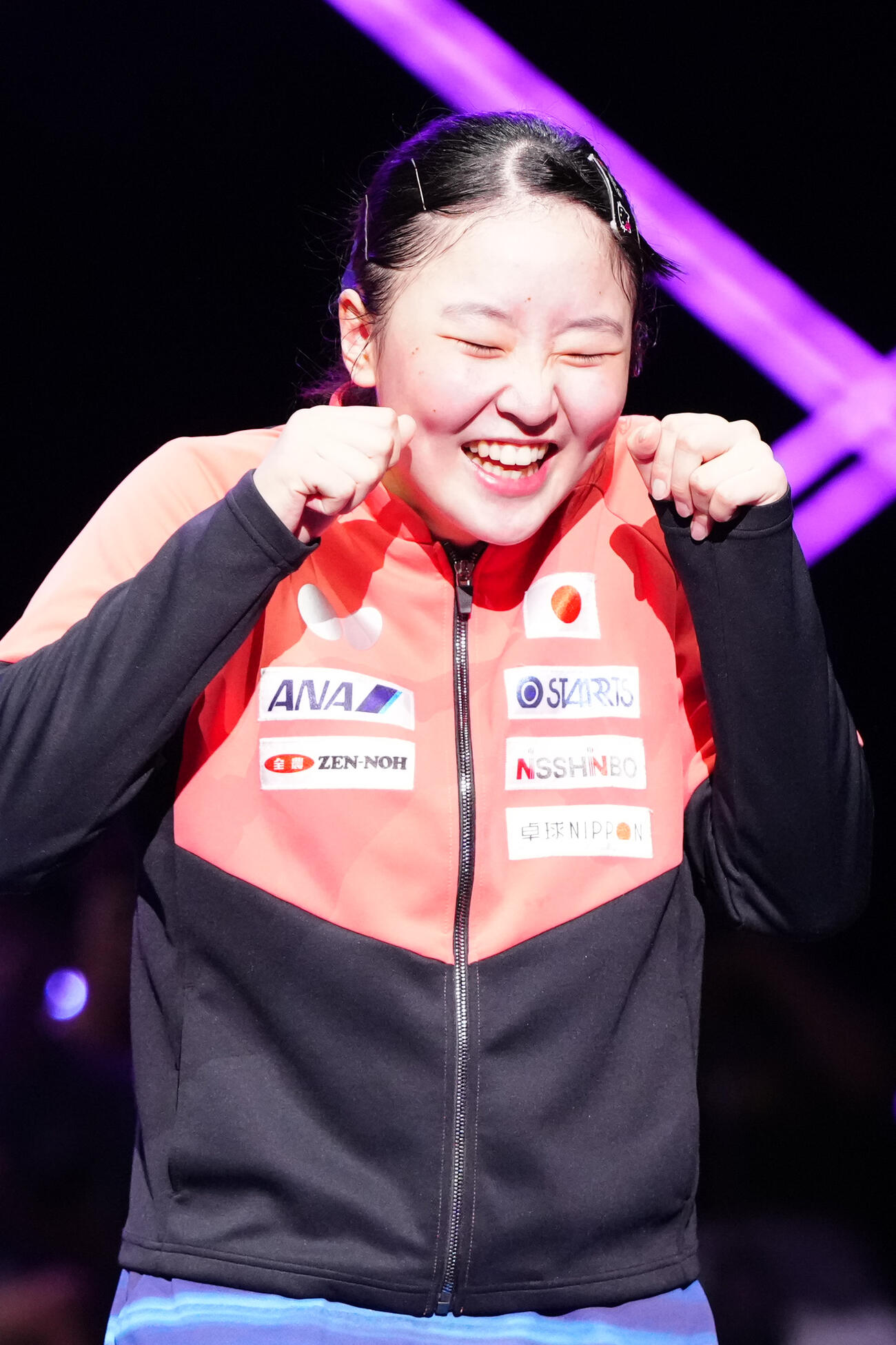 女子決勝　陳幸同を破り、優勝した張本美和はインタビュー後、笑顔を見せる（撮影・江口和貴）
