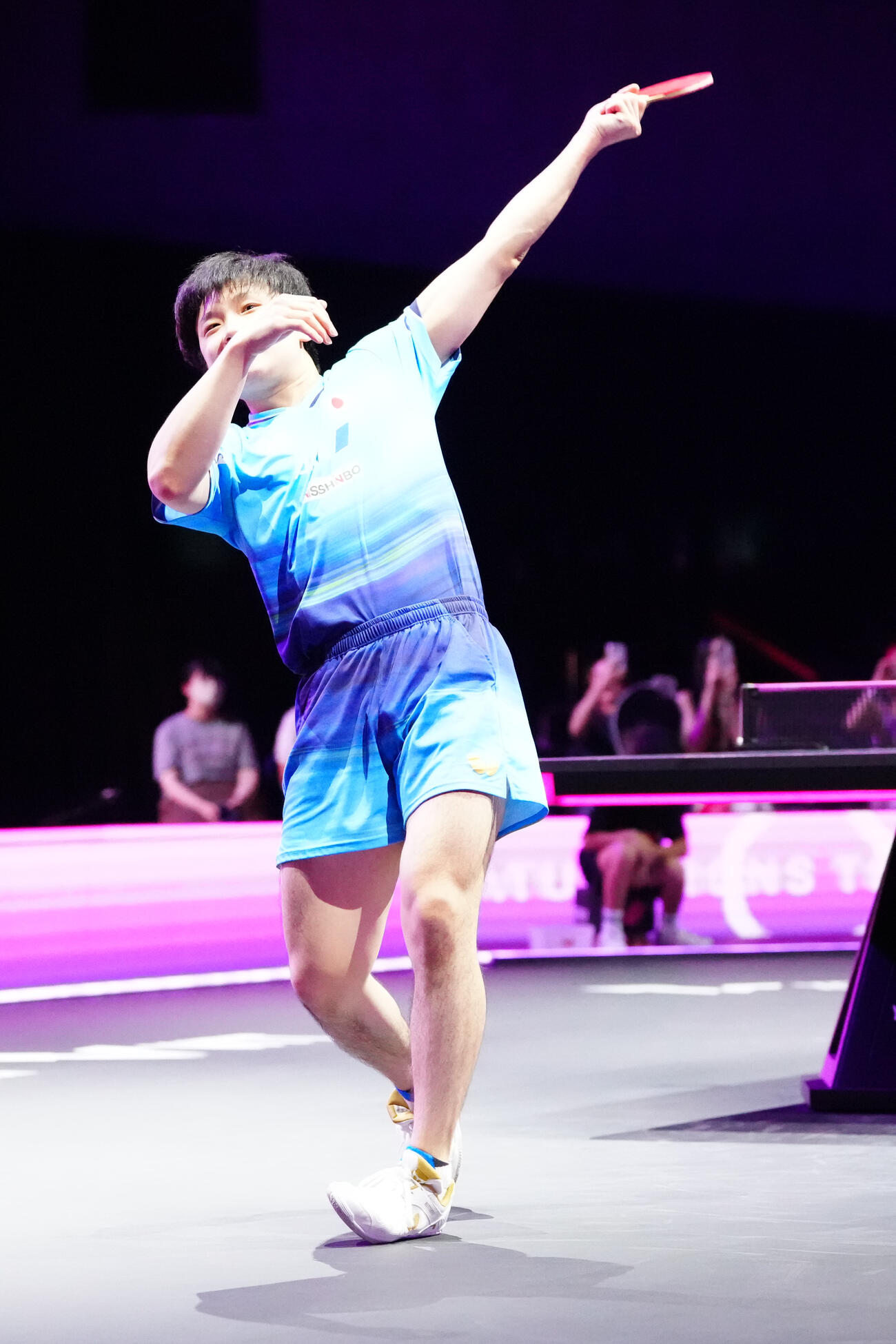 男子決勝で韓国のオ・ジュンソンを破り、優勝し打撃ポーズを見せる張本智和（撮影・江口和貴）