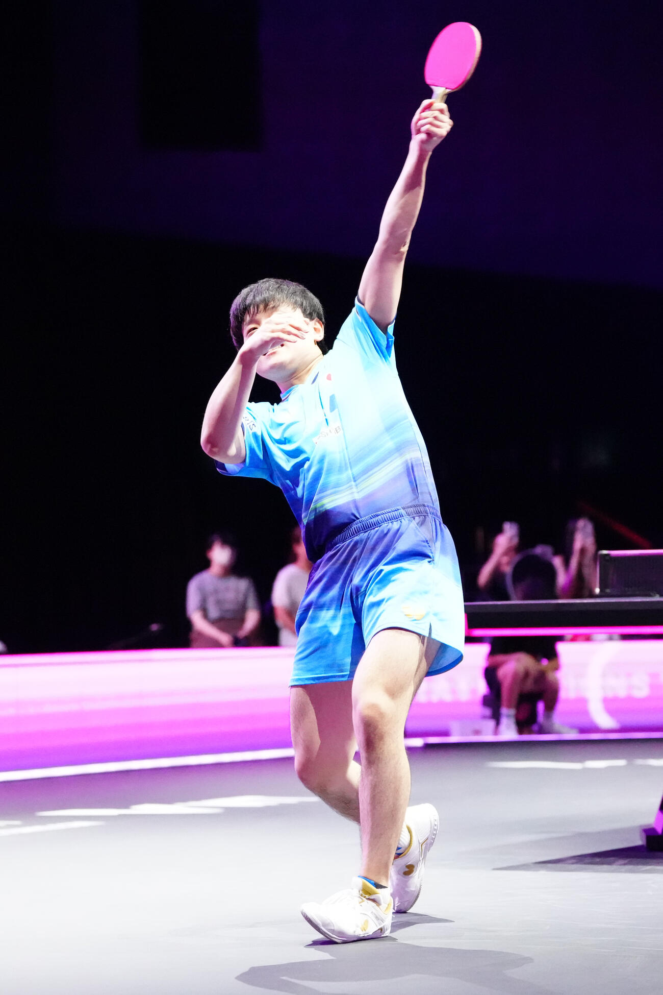 男子決勝で韓国のオ・ジュンソンを破り、優勝し打撃ポーズを見せる張本智和（撮影・江口和貴）