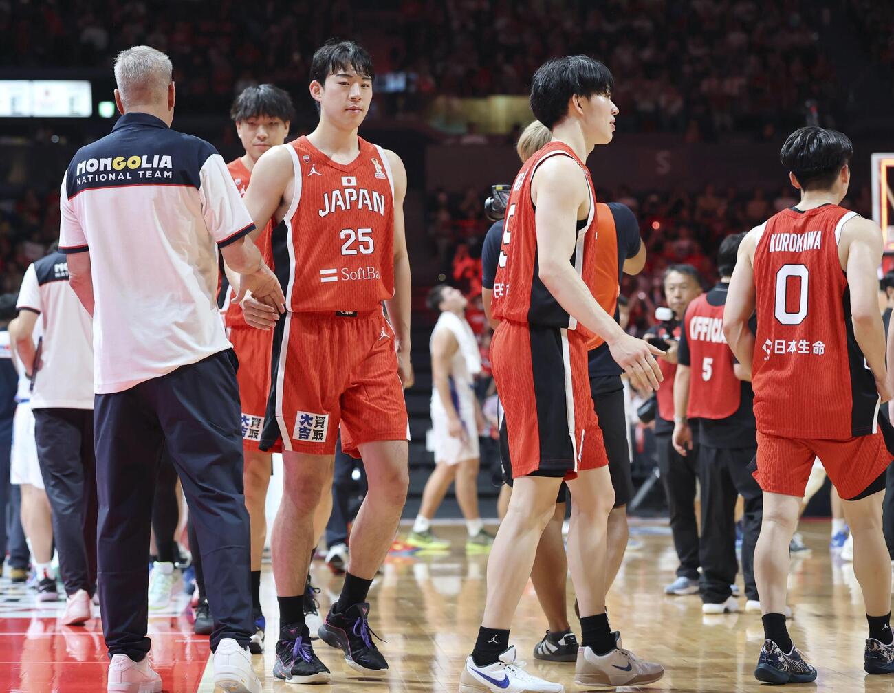 モンゴルに勝利し、健闘をたたえ合う川島ら（共同）