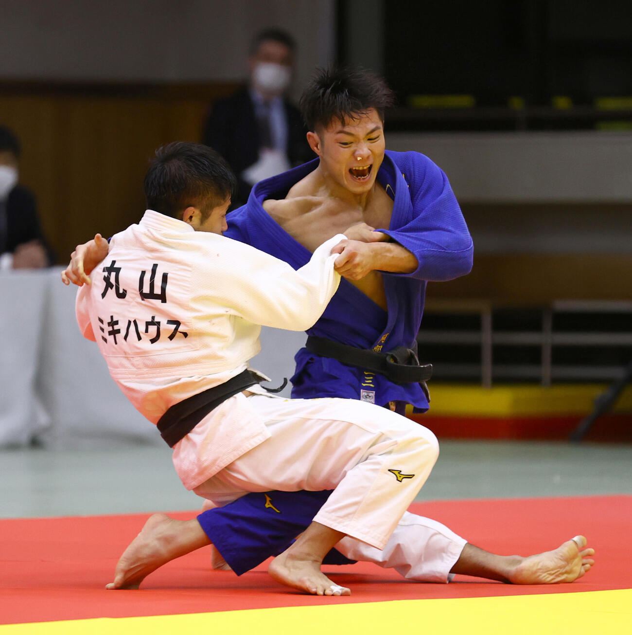 2020年12月13日の「令和の巌流島」とよばれた決戦。丸山（左）に勝利した阿部