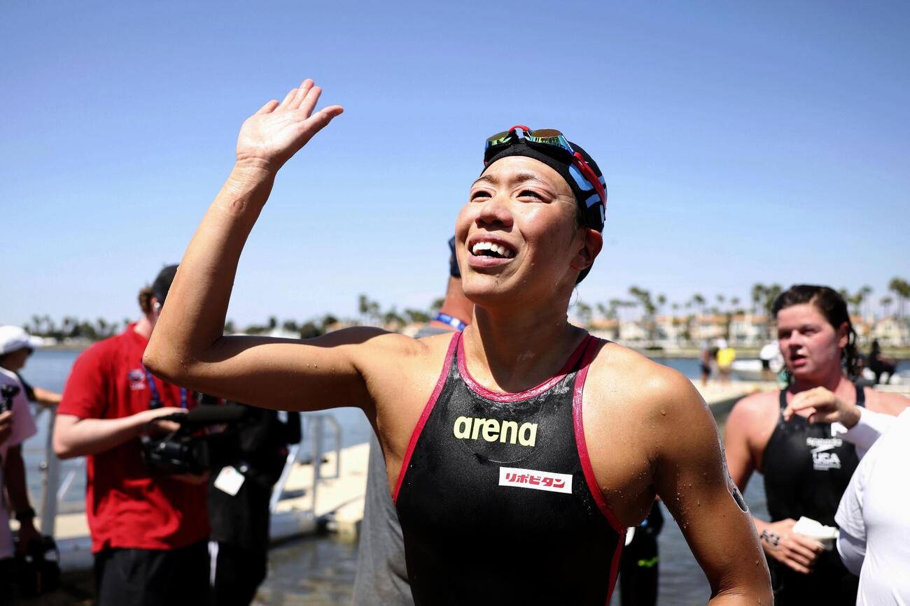 女子10キロで2位となり、タッチを交わす蝦名愛梨＝ロングビーチ（共同）