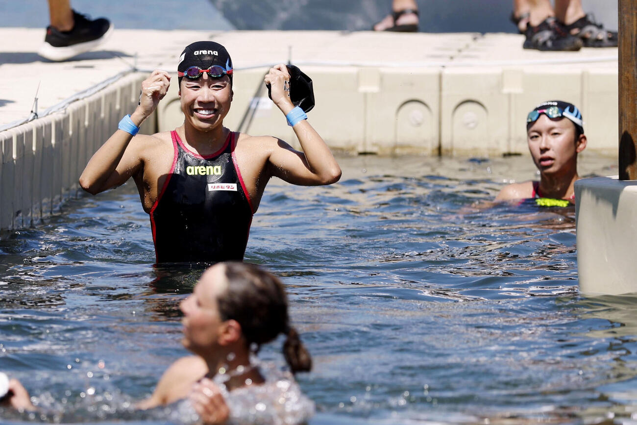 女子10キロ　2位でゴールしガッツポーズする蝦名愛梨。右は3位の梶本一花＝ロングビーチ（共同）