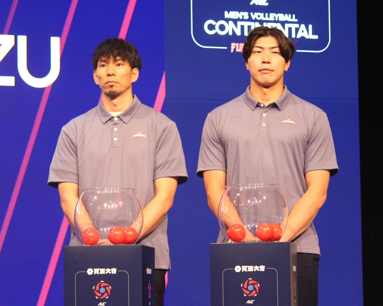 バレーボールアジア選手権男子の組み合わせ抽選会に出席する福沢達哉（左）と清水邦広