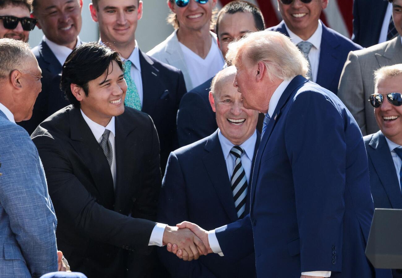 ホワイトハウスのローズガーデンで開かれたドジャースのレセプションでトランプ米大統領と握手する大谷翔平（ロイター、2026年7月）