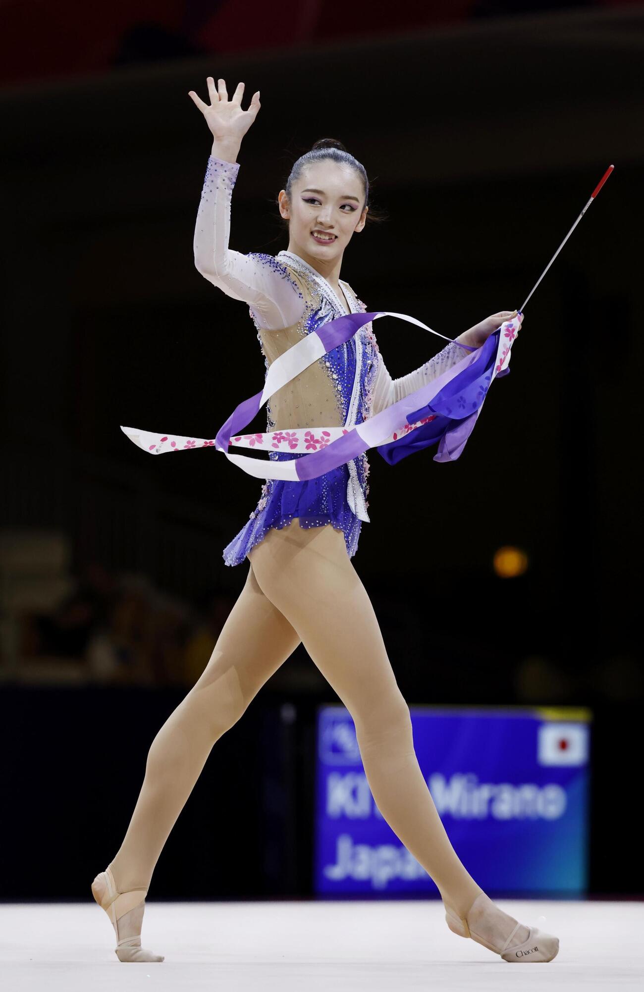 個人予選　リボンの演技を終えて歓声に応える喜田未来乃＝フランクフルト（共同）