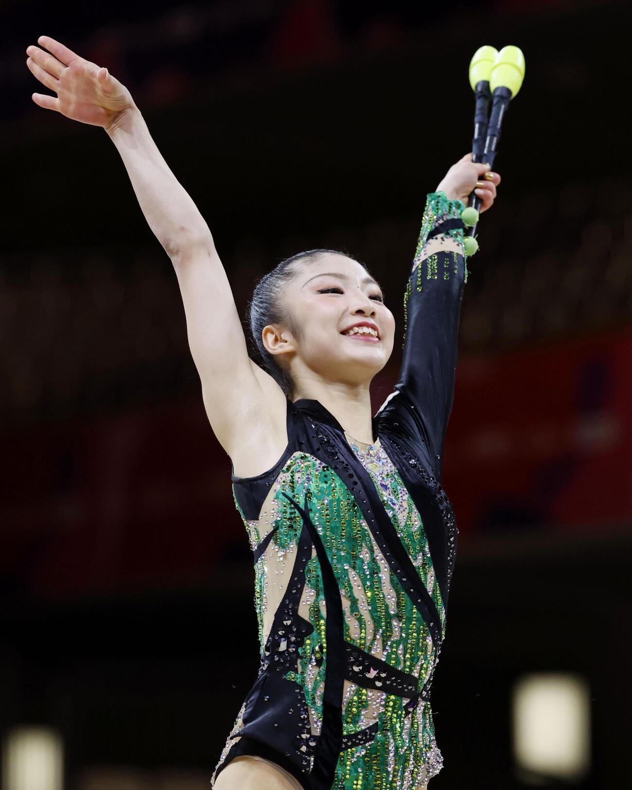 個人予選　クラブの演技を終えた鈴木菜巴＝フランクフルト（共同）