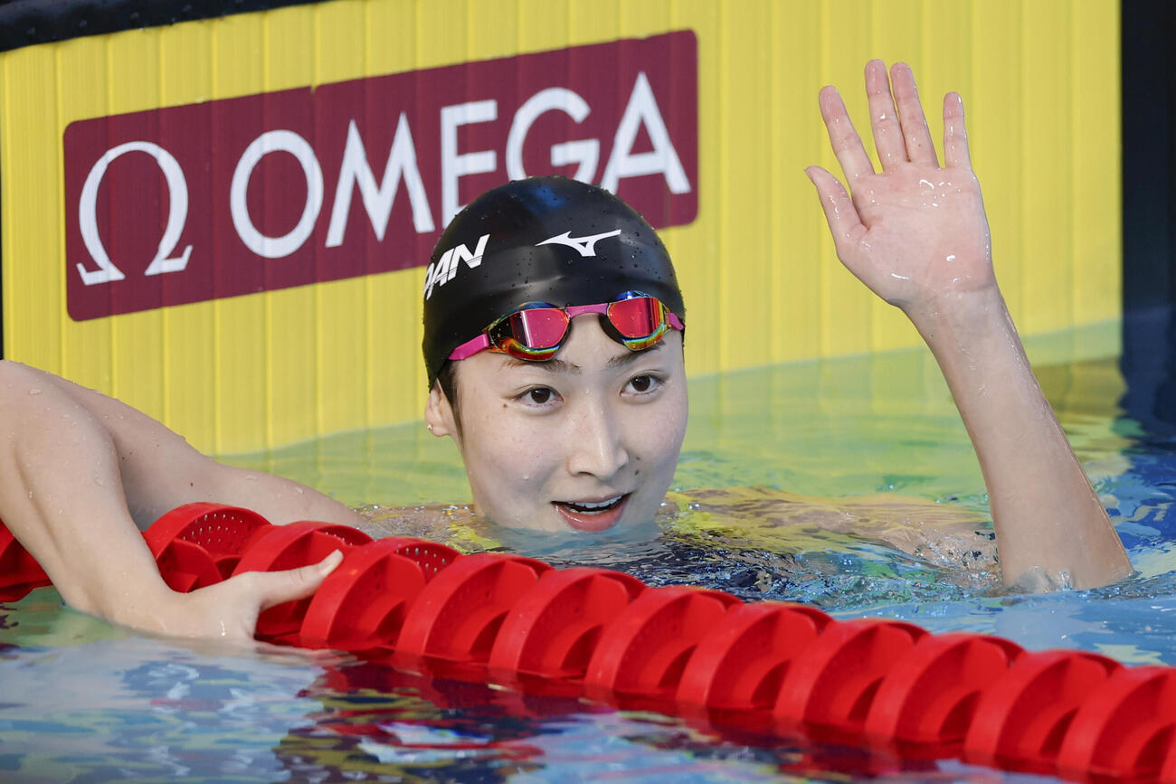 女子50メートルバタフライ決勝のレースを終え、声援に応える池江璃花子。25秒96で6位だった＝アーバイン（共同）