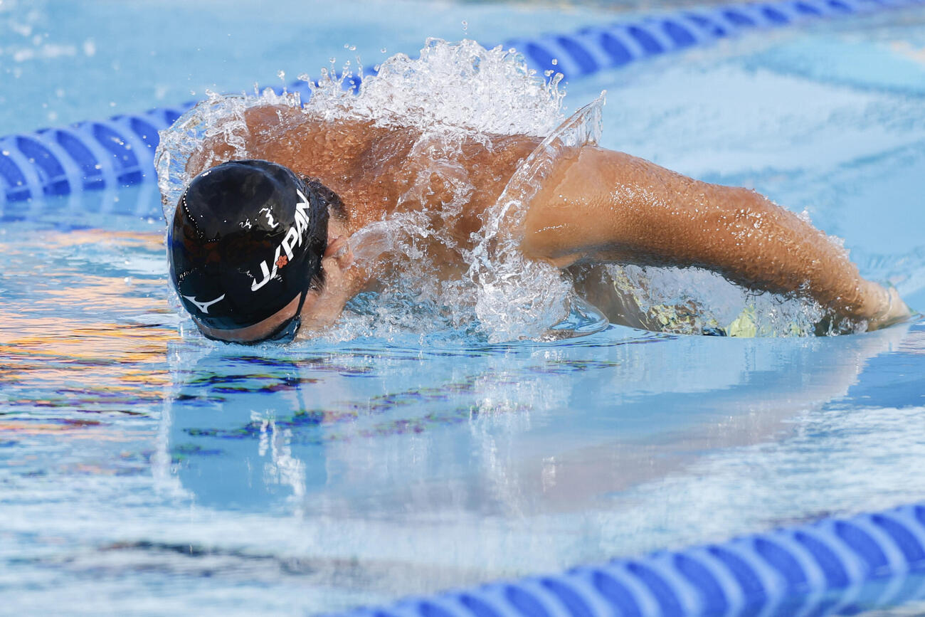 男子50メートルバタフライ決勝　力泳する光永翔音＝アーバイン（共同）