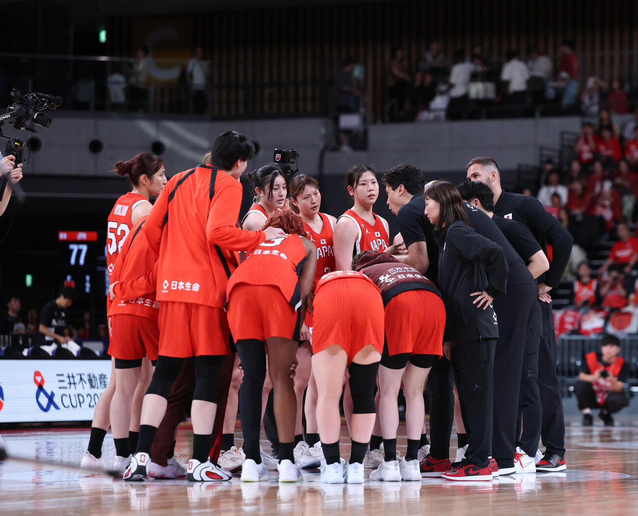 日本対韓国　勝利し話をする日本代表（撮影・増田悦実）
