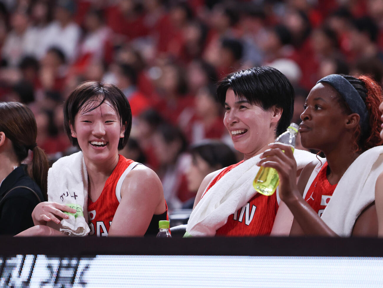 日本対韓国　2Q、ベンチでコミュニケーションをとる田中こころ（左）と渡嘉敷来夢（撮影・増田悦実）