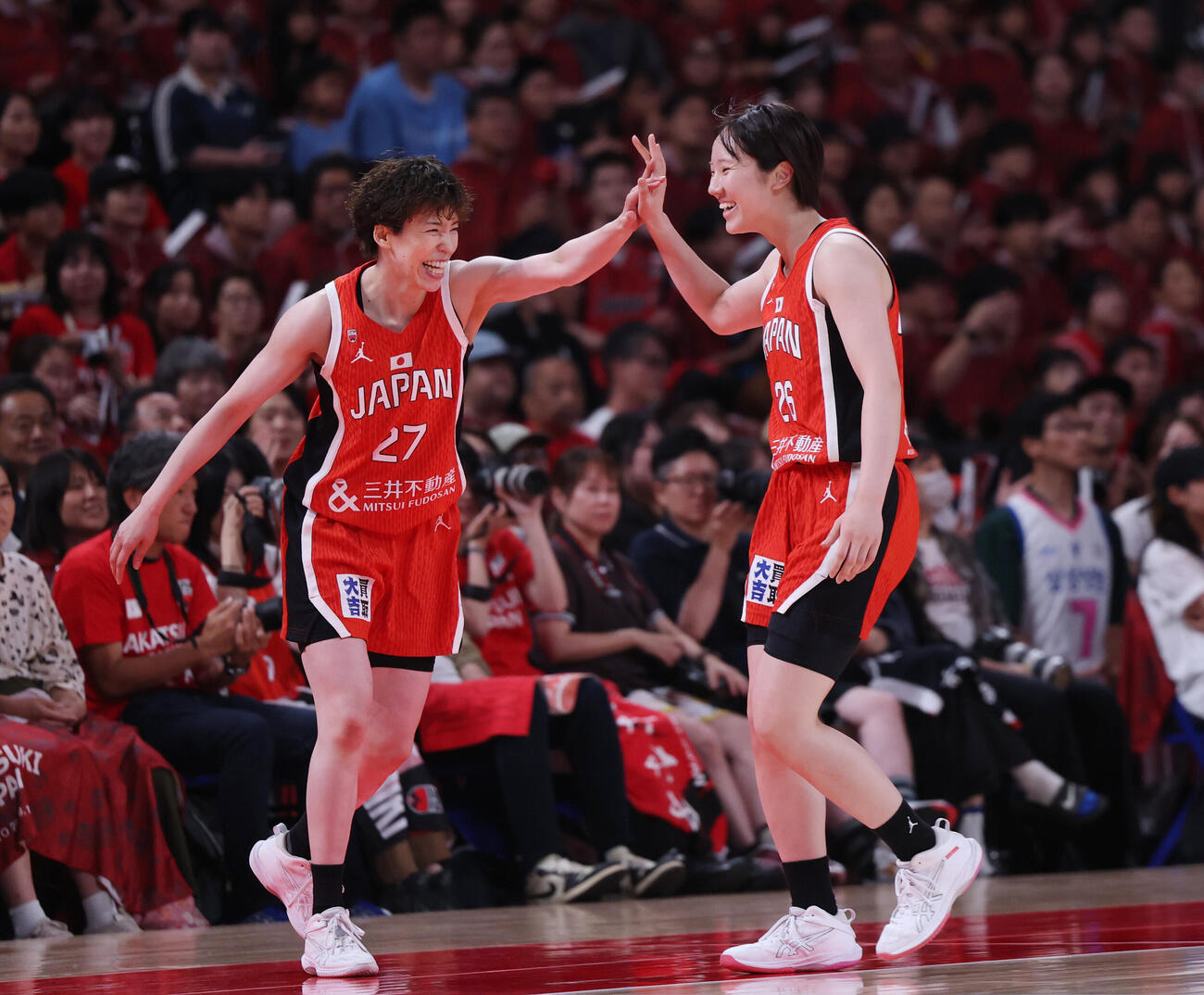 日本対韓国　笑顔でタッチを交わす林咲希（左）と田中こころ（撮影・増田悦実）