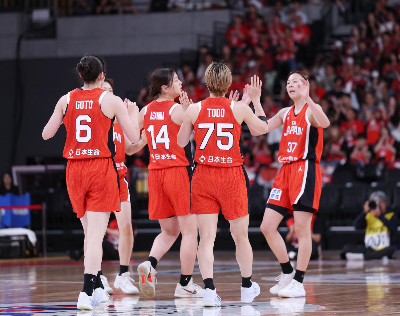 日本対韓国　勝利しタッチを交わす日本代表（撮影・増田悦実）