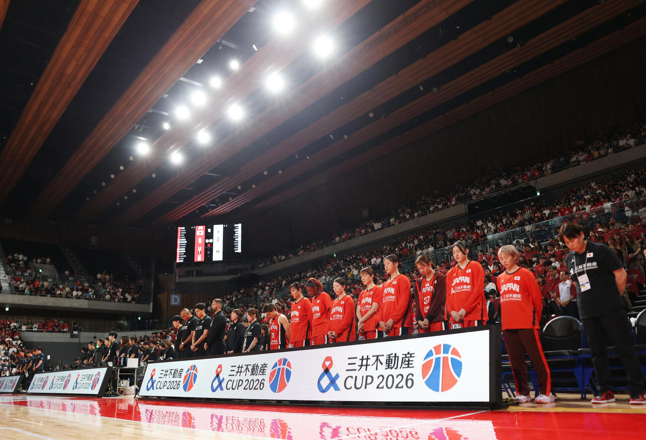 日本対韓国　試合前、熊本地震への黙とうをする有明アリーナ（撮影・増田悦実）