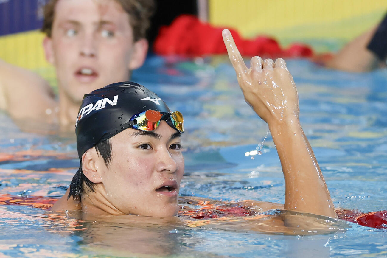 男子400メートル個人メドレー決勝のレースを終え、ポーズをとる松下知之。4分6秒75で優勝した＝アーバイン（共同）