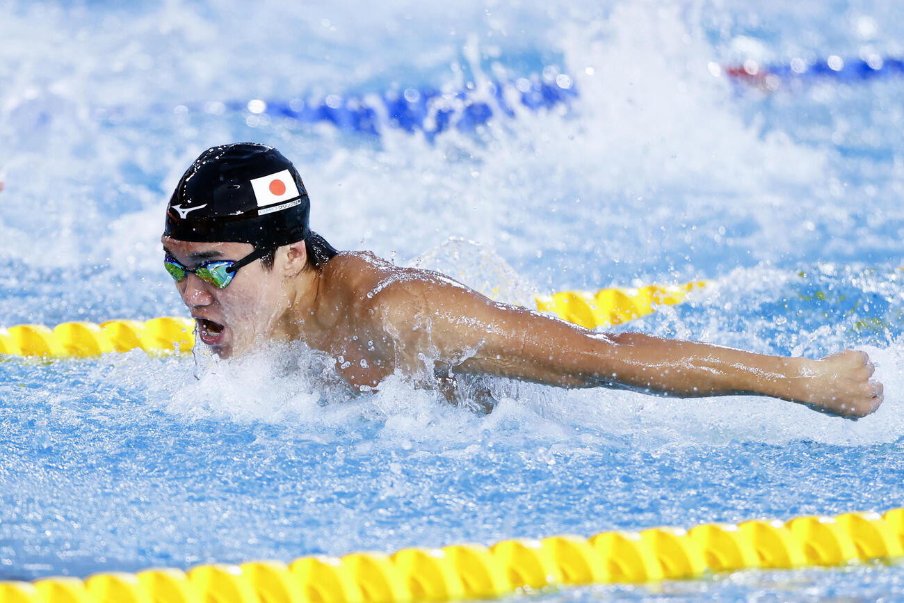 男子400メートル個人メドレー決勝、バタフライで力泳する松下知之。4分6秒75で優勝した＝アーバイン（共同）
