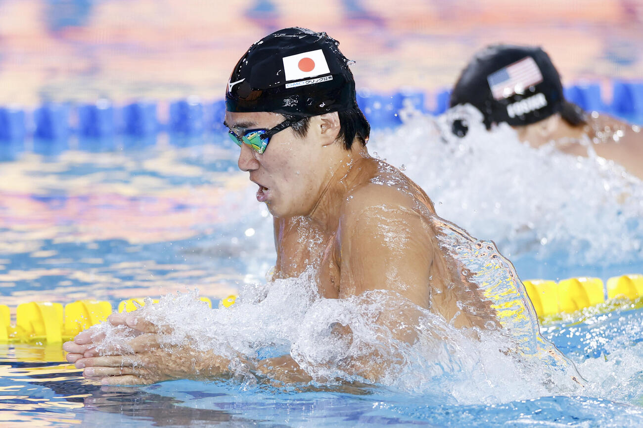男子400メートル個人メドレー決勝　平泳ぎで力泳する松下知之＝アーバイン（共同）