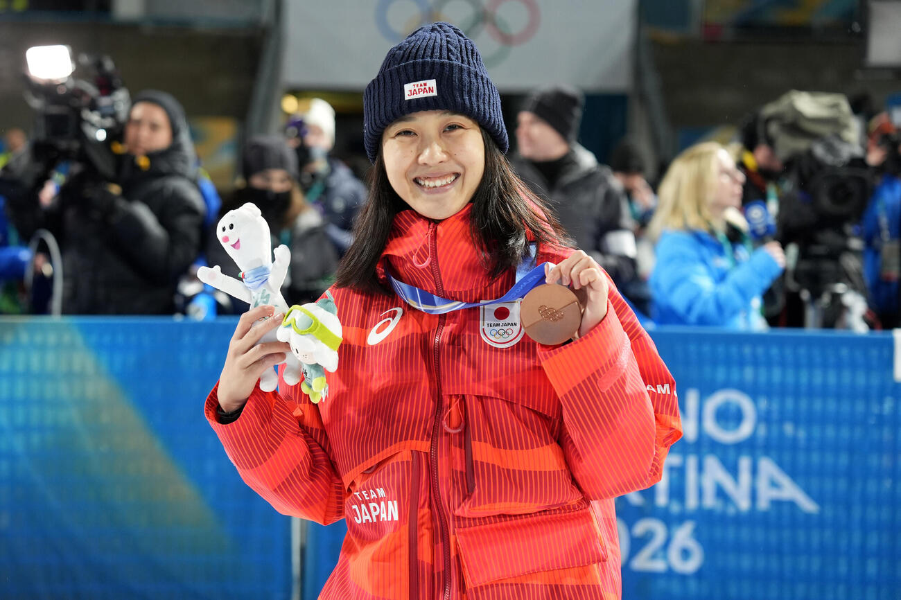 2026年2月、ミラノ・コルティナ冬季五輪ジャンプ女子個人ノーマルヒル表彰式で銅メダルを手に笑顔を見せる丸山希