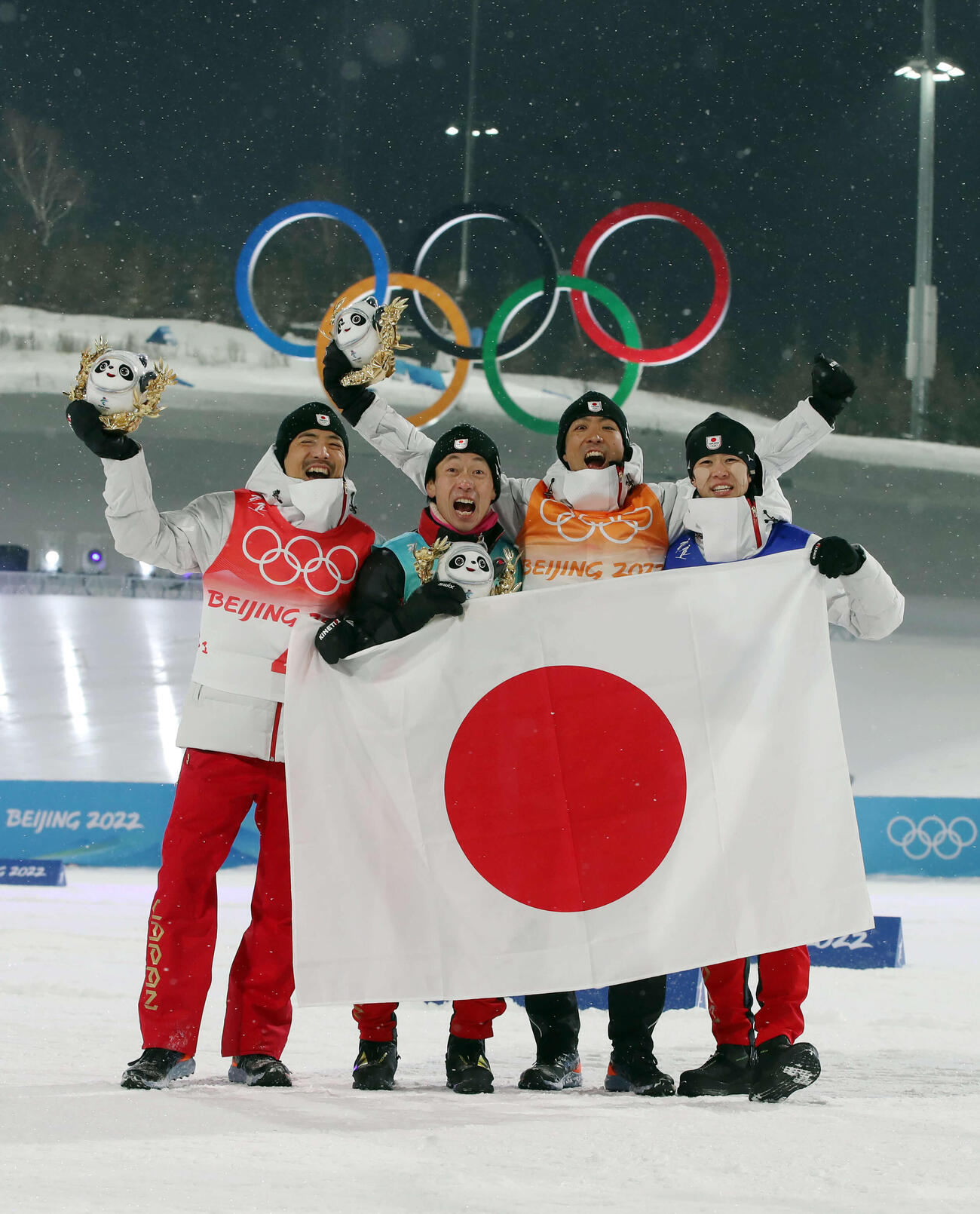 22年北京五輪、複合男子団体で銅メダルを獲得し喜ぶ山本涼太（右端）