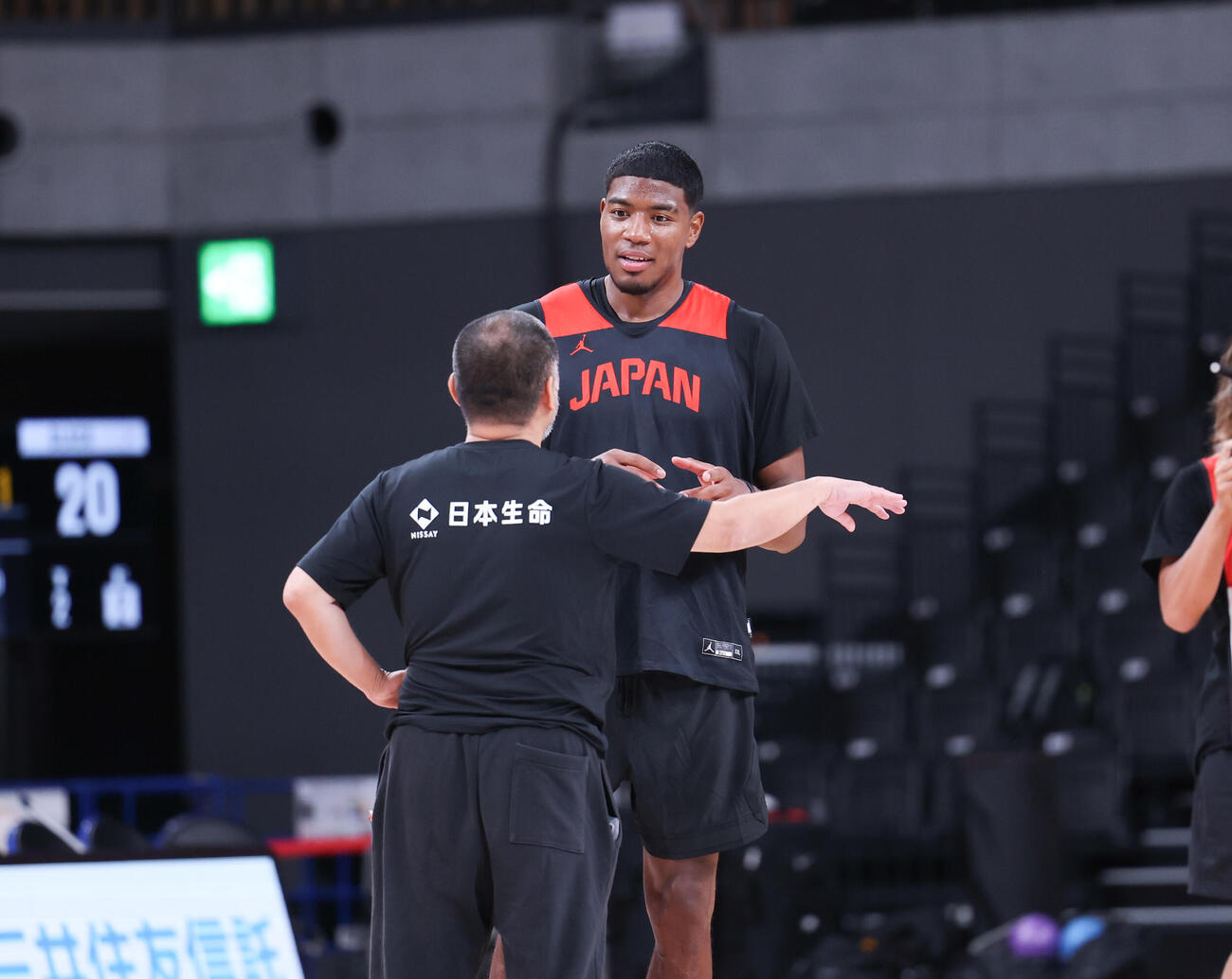 前日公開練習で桶谷大ヘッドコーチ（手前）と話をする八村塁（撮影・増田悦実）
