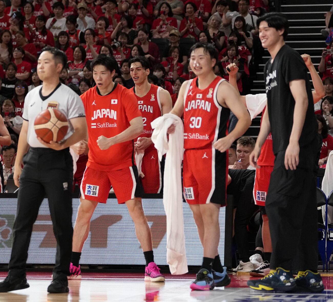 日本対韓国　4Q、富樫勇樹のディフェンスで相手のミスを誘い盛り上がる日本代表の選手たち（撮影・小島史椰）