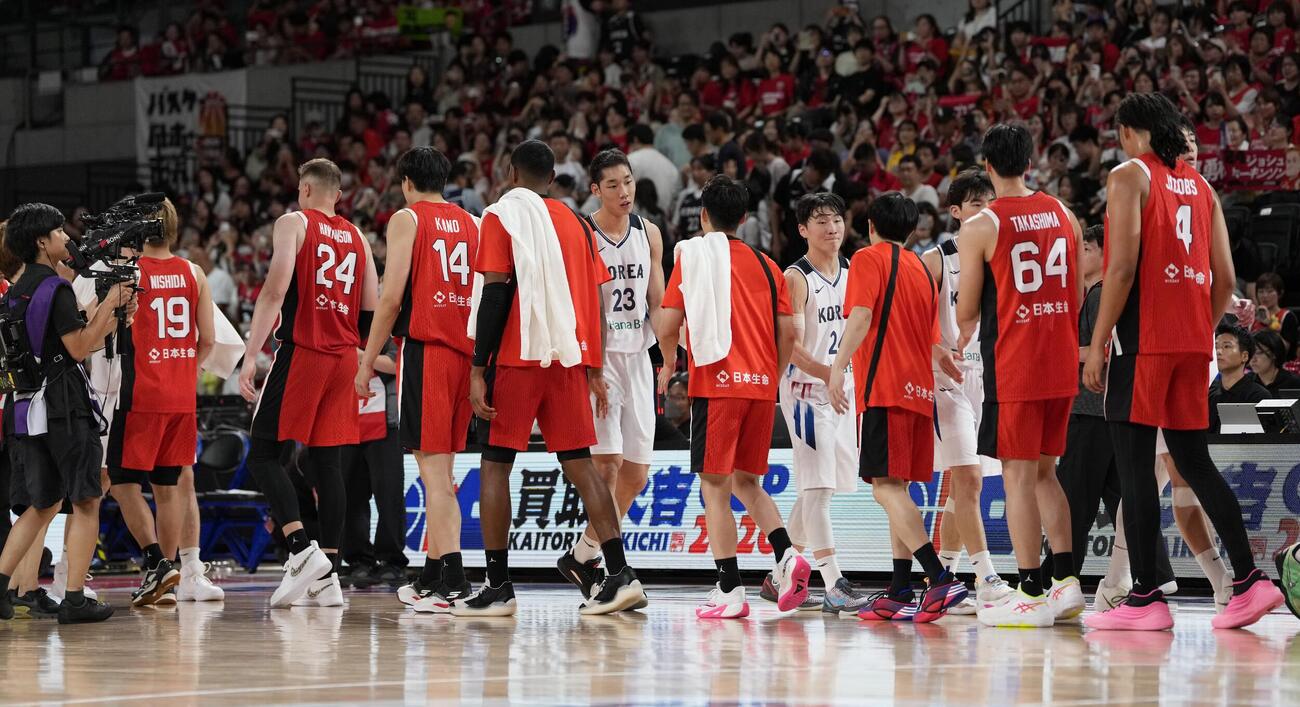 日本対韓国　韓国に勝利しタッチを交わす日本代表（撮影・小島史椰）