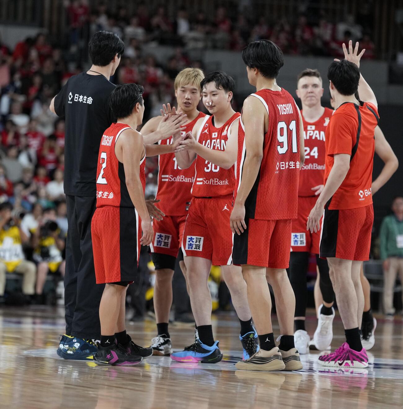 日本対韓国　韓国に勝利しタッチを交わす日本代表（撮影・小島史椰）
