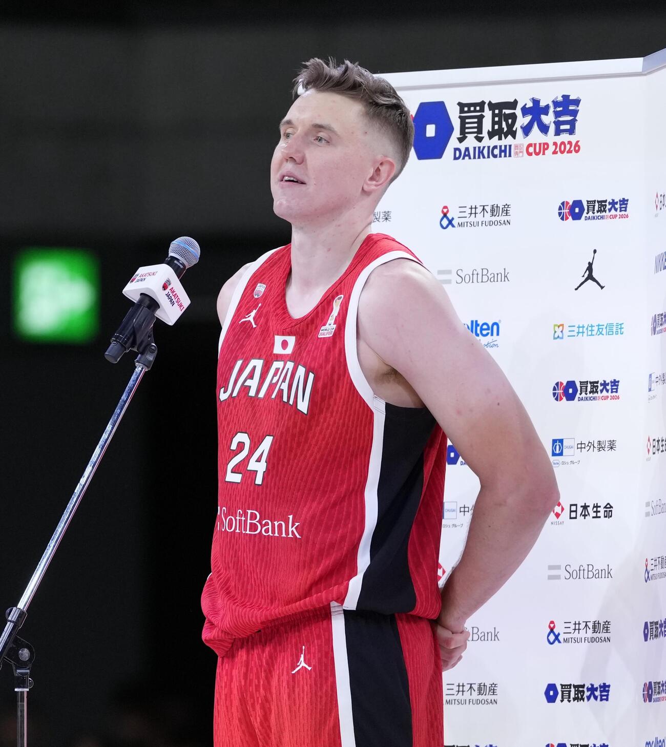 日本対韓国　韓国に勝利しインタビューに応じるジョシュ・ホーキンソン（撮影・小島史椰）