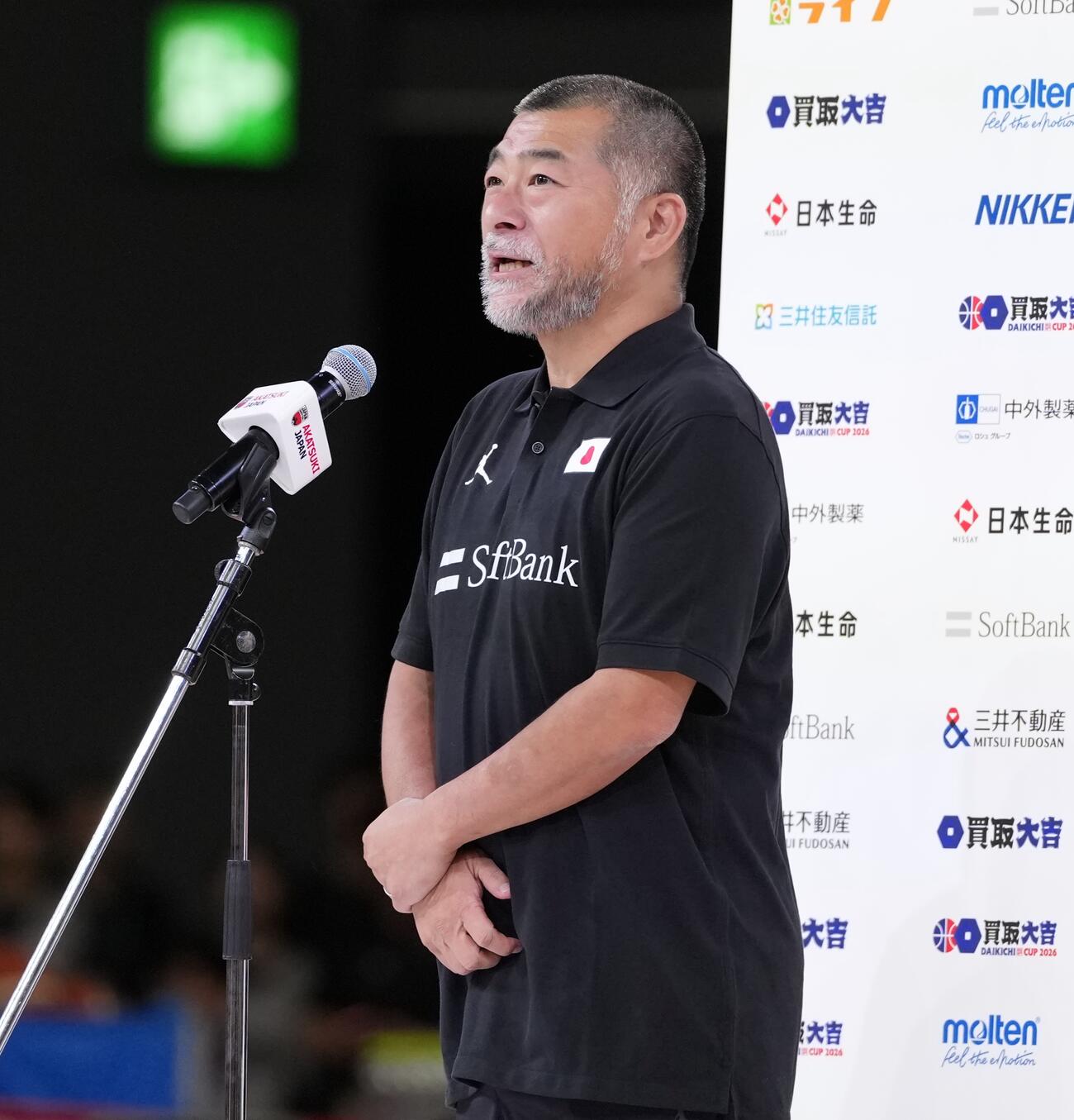 日本対韓国　韓国に勝利しインタビューに応じる桶谷大監督（撮影・小島史椰）