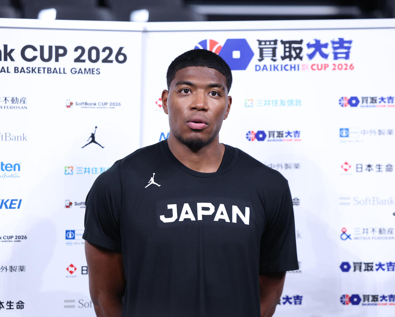 前日公開練習を終え、囲み取材を受ける八村塁（撮影・増田悦実）
