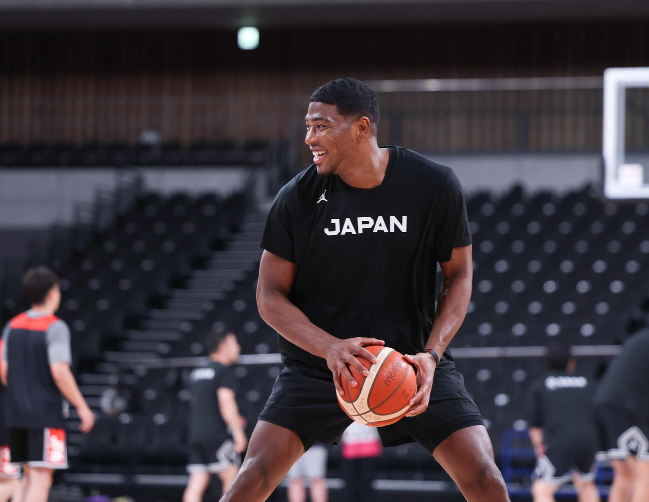 前日公開練習で笑顔で練習する八村塁（撮影・増田悦実）