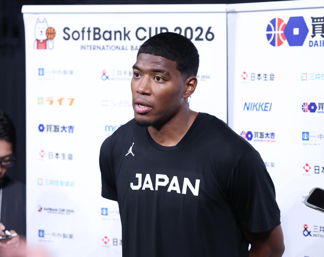 前日公開練習を終え、囲み取材を受ける八村塁（撮影・増田悦実）