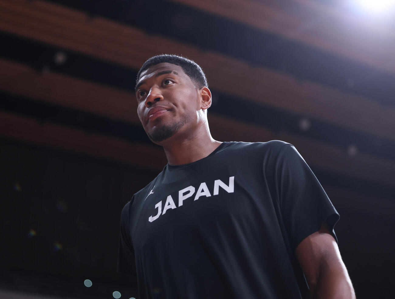 前日公開練習を終え、囲み取材に向かう八村塁（撮影・増田悦実）
