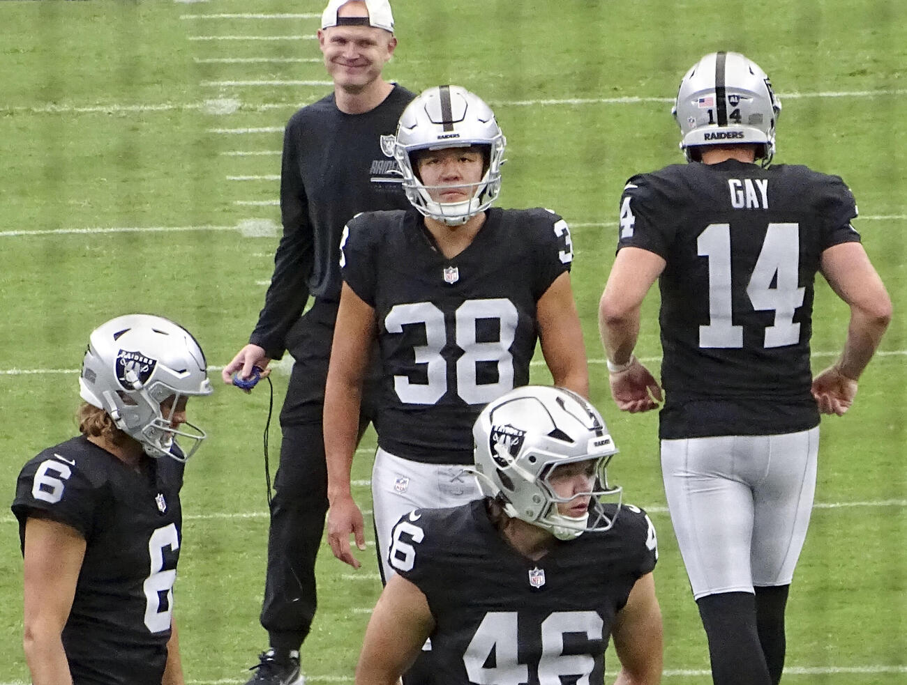 NFLオープン戦の試合前に練習するレイダーズの松澤（38）＝ラスベガス（共同）