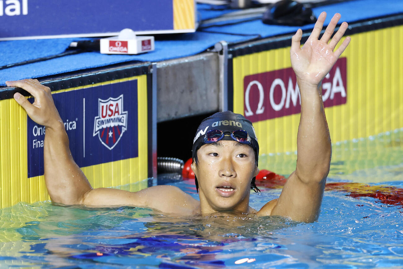 男子100メートル平泳ぎ決勝でゴールし、声援に応える大橋信。58秒54の日本新で2位に入った（共同）
