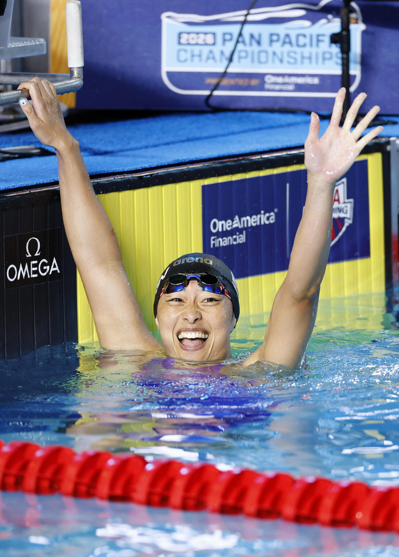 女子100メートル平泳ぎ決勝でゴールし、声援に笑顔で応える鈴木聡美。1分5秒65で3位に入った＝アーバイン（共同）
