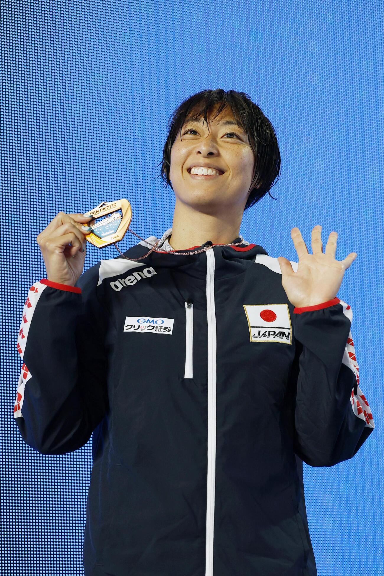 女子100メートル平泳ぎで3位となり、表彰式で笑顔を見せる鈴木聡美＝アーバイン（共同）